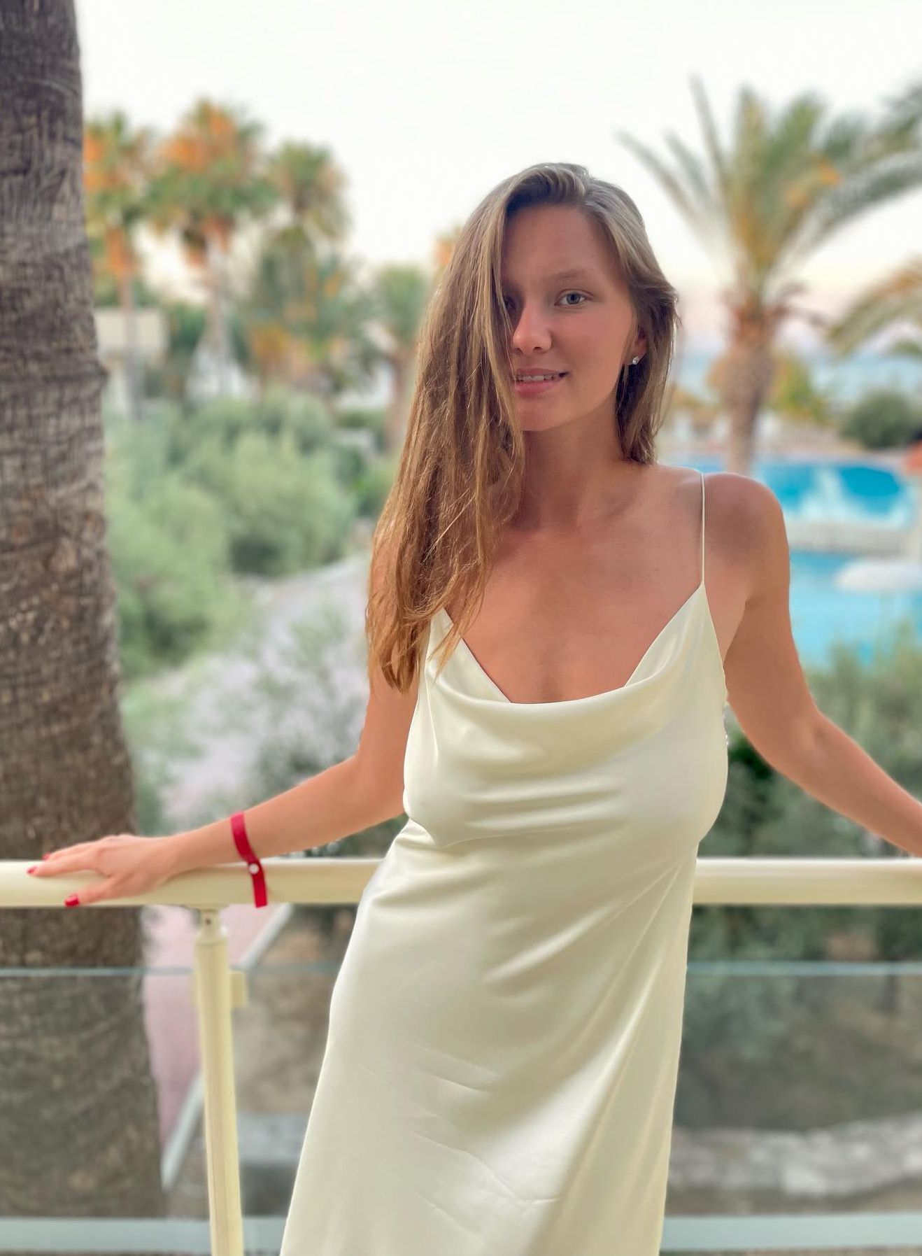 Ішіндегі үлкен мүшесінен жылап жатыр